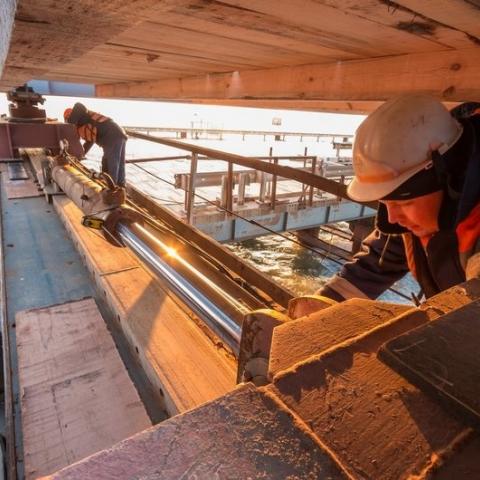 На строительстве моста в Крым завершен монтаж пролетов между косой и островом Тузла